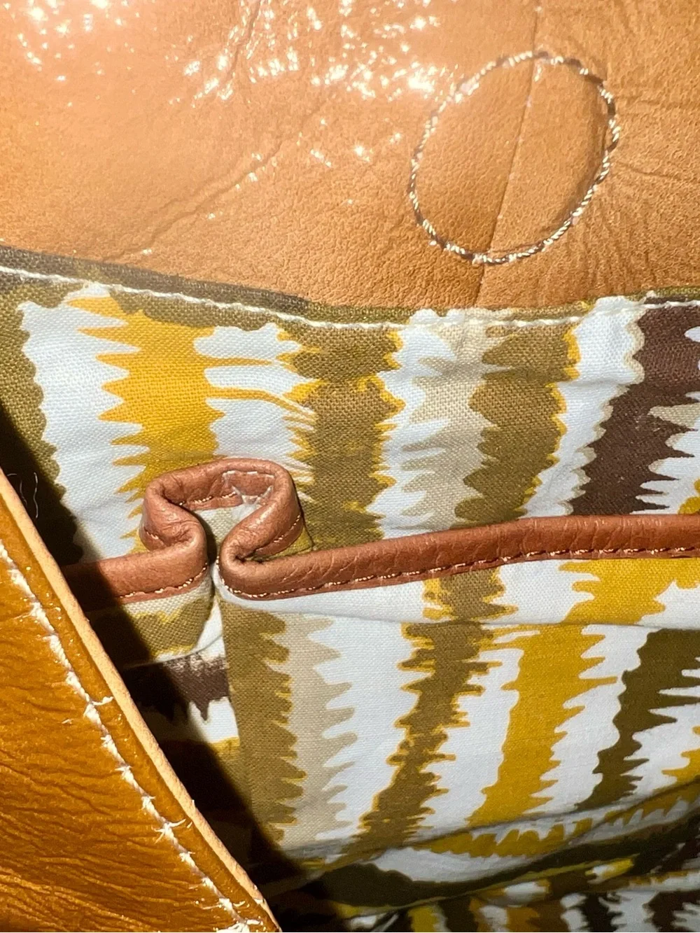 VINTAGE ELLIOT LUCCA Patent ombre Tote Bag in Tan with Quilted Front Pocket
